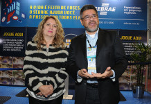 Cristina Franco, presidente da ABF, e Juarez de Paula, gerente do SEBRAE no lançamento do game na ABF Expo