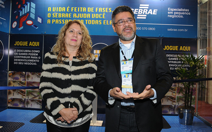 Cristina Franco, presidente da ABF, e Juarez de Paula, gerente do SEBRAE no lançamento do game na ABF Expo