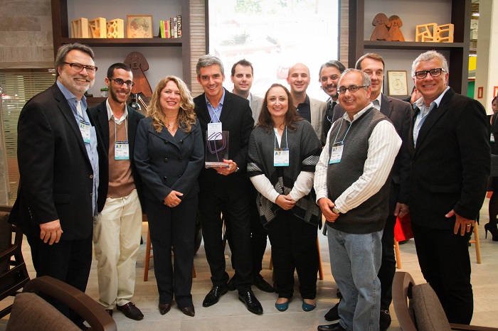 Médio Porte: José Gonçalves Junior, superintendente da Portobello Shop (ao centro), celebra o prêmio ao lado de diretores da ABF e do RDI