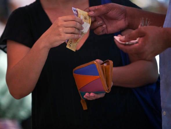 Comércio: Mulher entrega notas de real para o vendedor