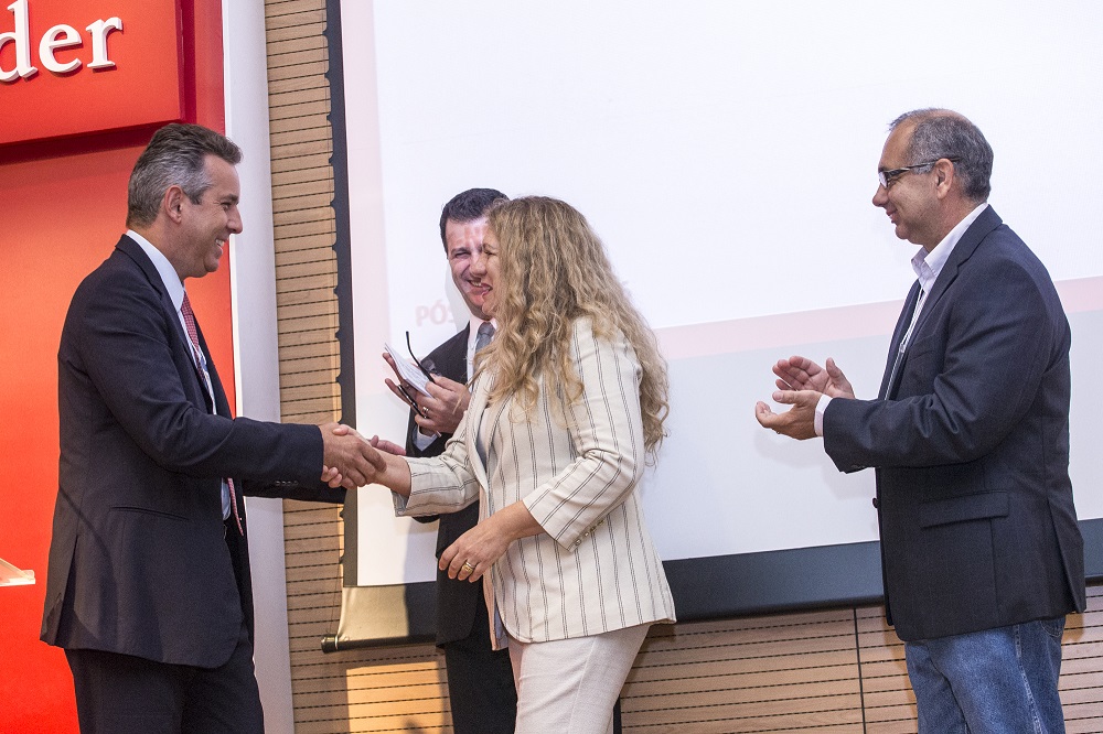 Cristina Franco, ao lado de Altino Cristofoletti e Claudio Tieghi, cumprimenta Pedro Coutinho, vice-presidente executivo do Santander