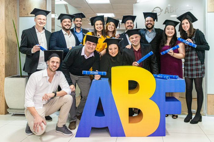 Formandos do MBA Gestão de Franquias recebem diplomas em cerimônia na sede da ABF em SP